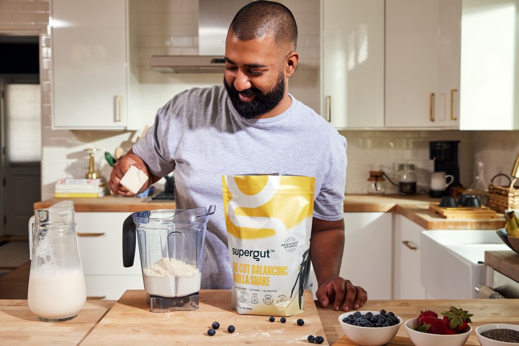 A man adds Supergut's proprietary resistant starch blend to his shake